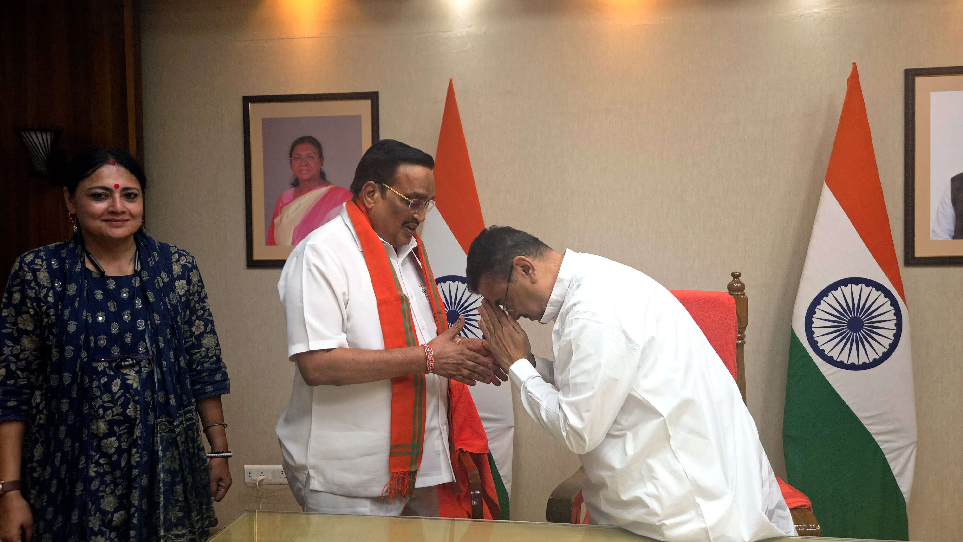 केंद्रीय जल शक्ति मंत्री ने नवान्न में मुख्यमंत्री शुभेंदु अधिकारी से की मुलाकात