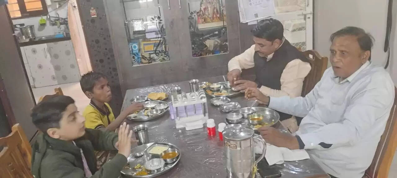 सामाजिक समरसता की मिसाल, 35 परिवारों के यहां भोजन करने पहुंचे वनवासी छात्रावास के छात्र