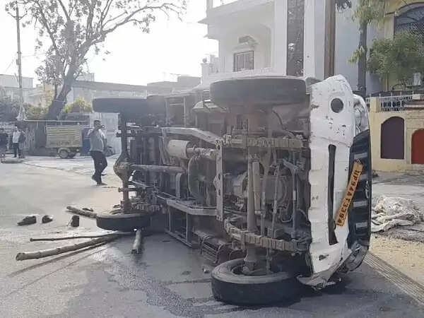 छतरपुर:&nbsp;बारातियों से भरी तेज रफ्तार पिकअप पलटने से&nbsp;2 की मौत, 14 घायल, 4 की हालत गंभीर