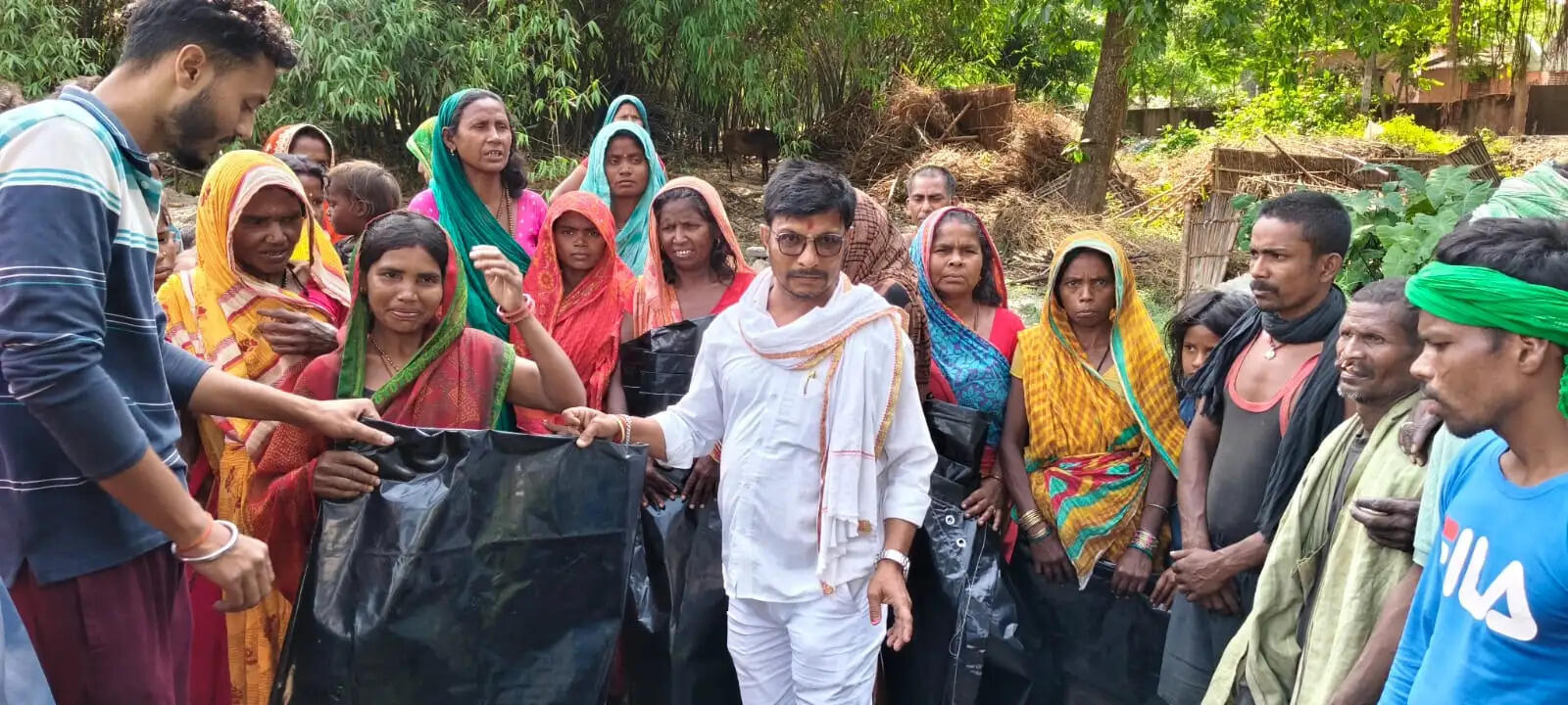 गरीबों के बीच पॉलिथीन बांटकर सहारा बने लक्ष्मण कुमार झा, विस्थापित परिवारों को दी राहत