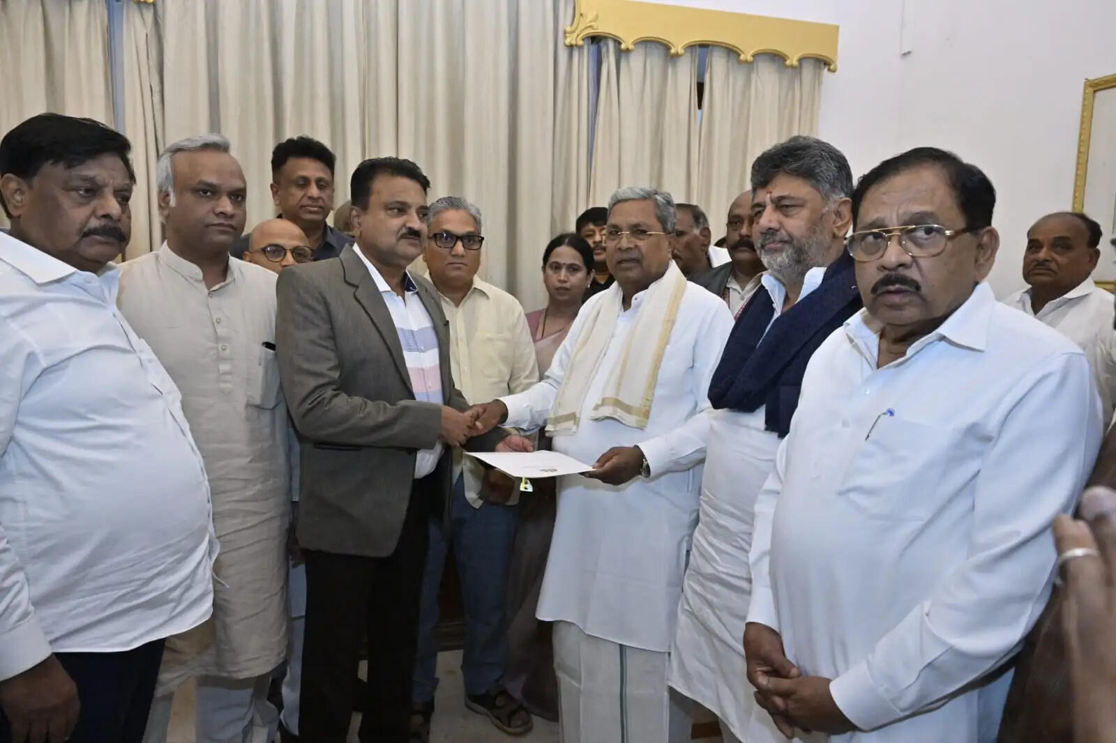 मुख्यमंत्री पद छोड़ने के बाद सिद्धारमैया ने कहा, कांग्रेस आलाकमान के निर्देश पर इस्तीफा