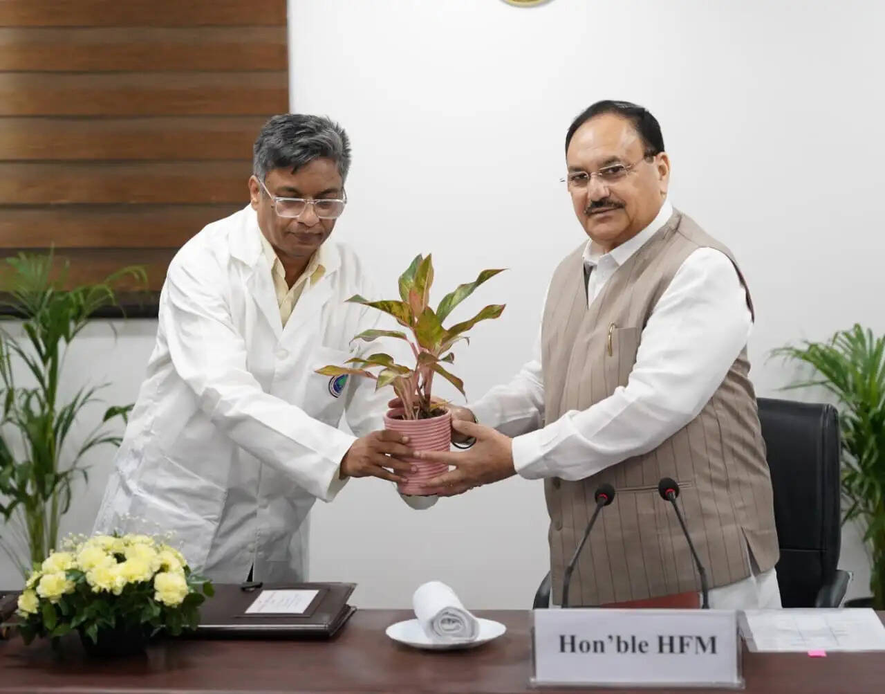 जेपी नड्डा ने की आरएमएल अस्पताल की सेवाओं की समीक्षा, डिजिटल हेल्थ और मानसिक स्वास्थ्य पर दिया जोर