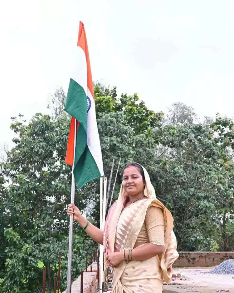 हर घर तिरंगा अभियान : मंत्री लक्ष्मी राजवाड़े ने निज निवास पर फहराया तिरंगा