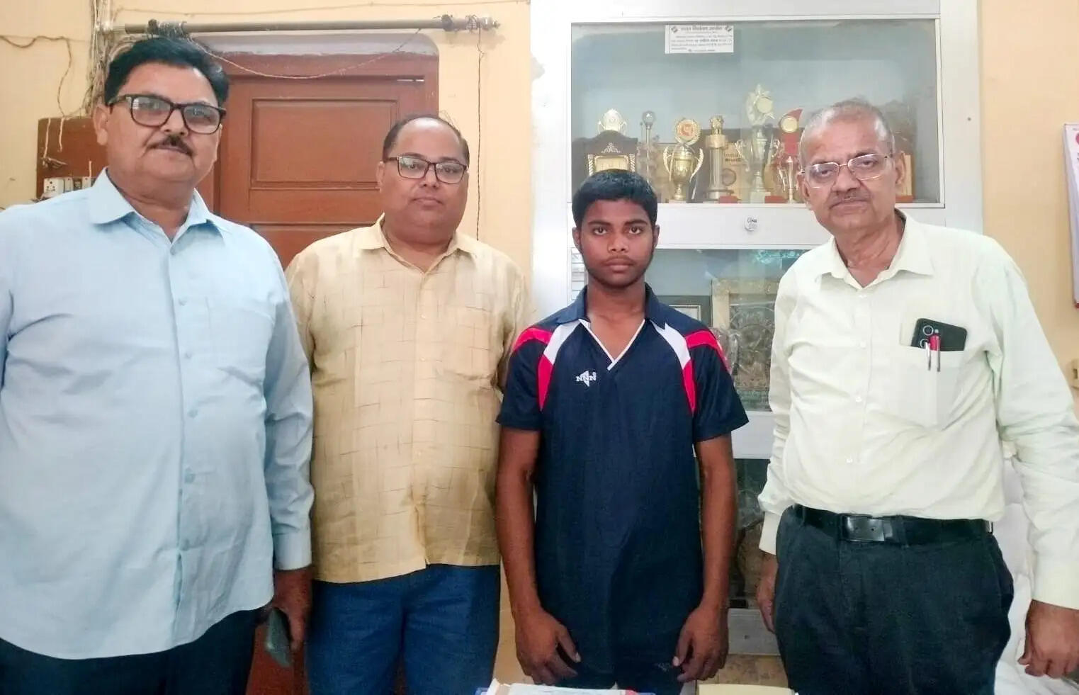 जिला ओलंपिक संघ औरैया ने खिलाड़ी अभिषेक को लिया गोद, 12वीं तक की पढ़ाई का उठायेगा पूरा जिम्मा