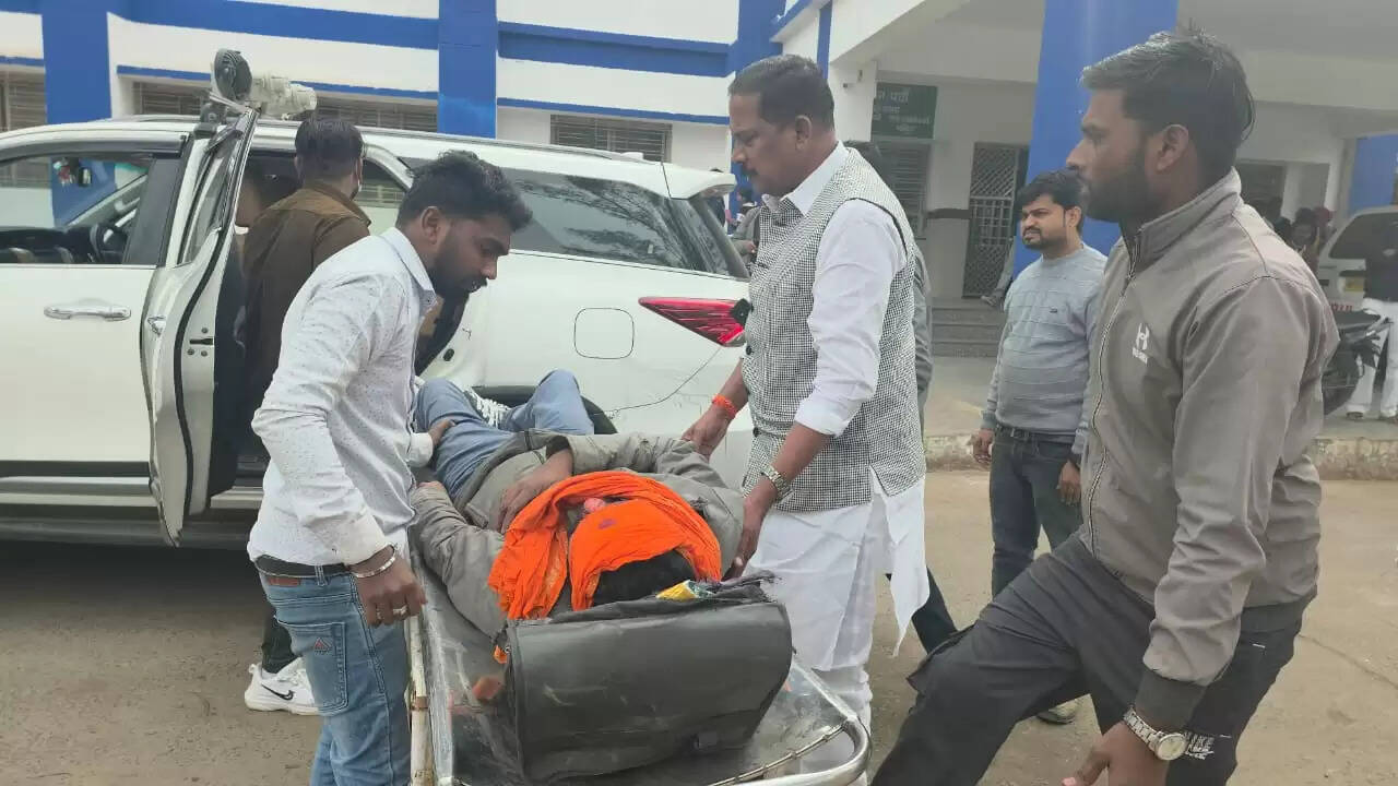 सिवनीः विधायक दिनेश राय ने दिखाई संवेदनशीलता, सड़क दुर्घटना में घायल दंपत्ति व बच्चे को पहुँचाया अस्पताल