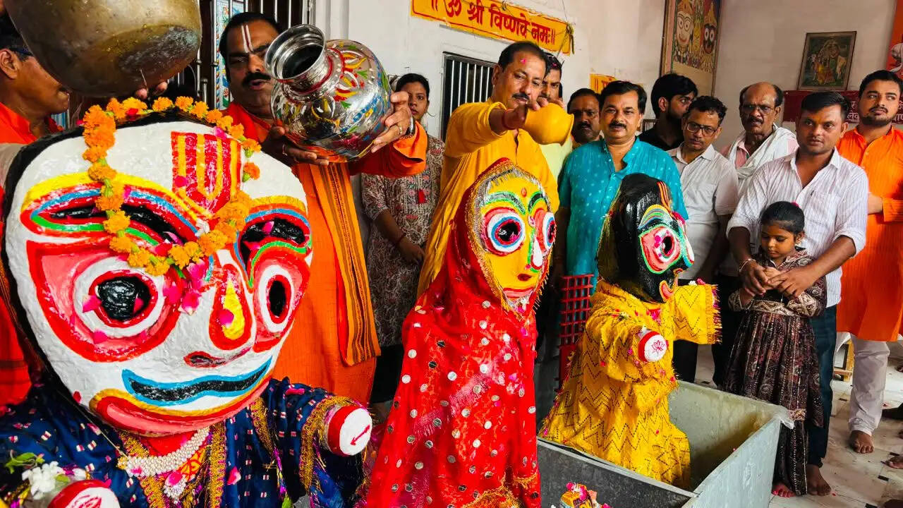 वैदिक मंत्रोच्चार के बीच भगवान जगन्नाथ, बलभद्र व सुभद्रा का हुआ भव्य स्नान, हजारों श्रद्धालु बने साक्षी