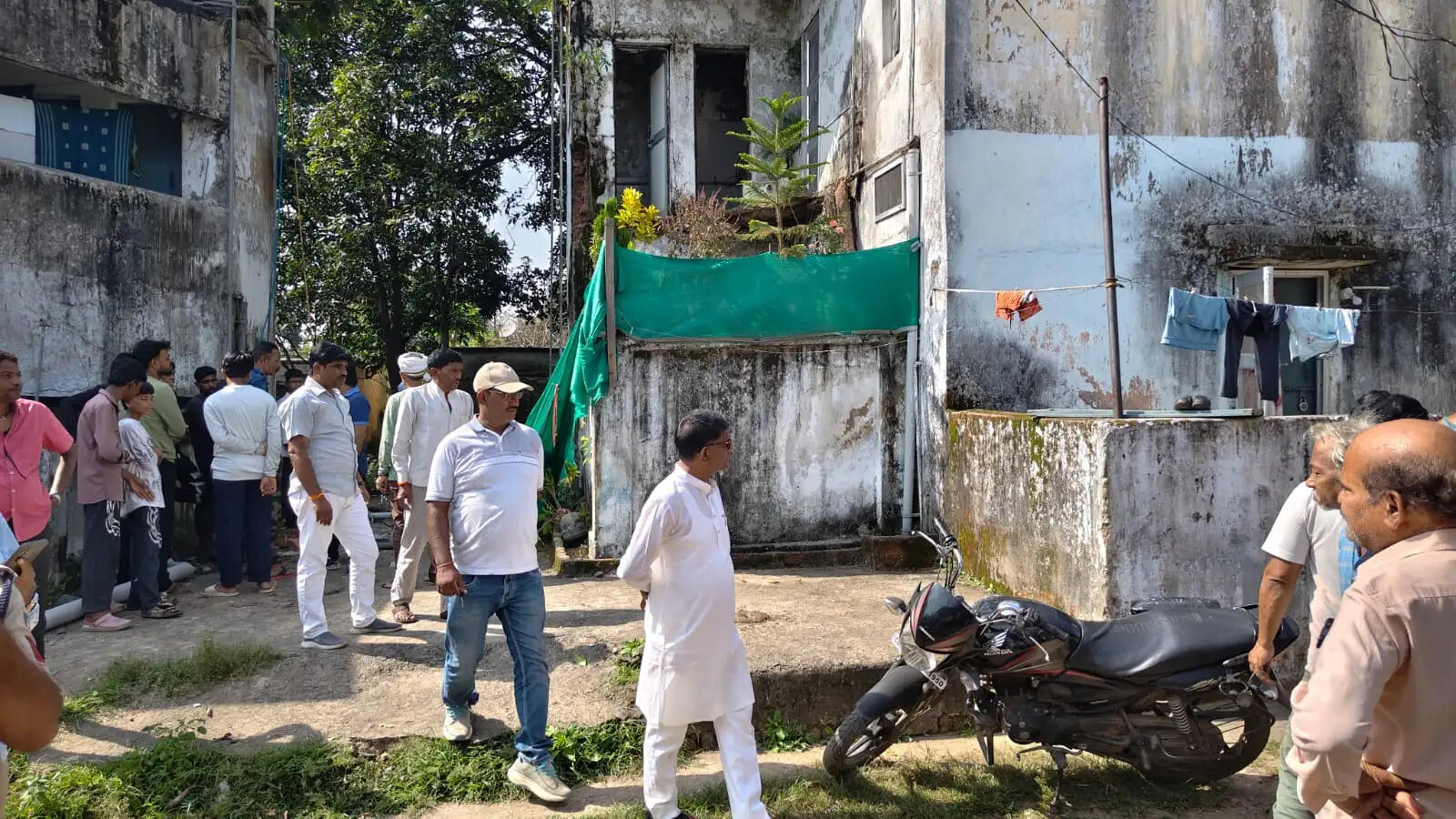 अनूपपुर: राजनगर कॉलरी के डबल स्टोरी का गिरा छज्जा, बर्तन साफ कर रही महिला घायल