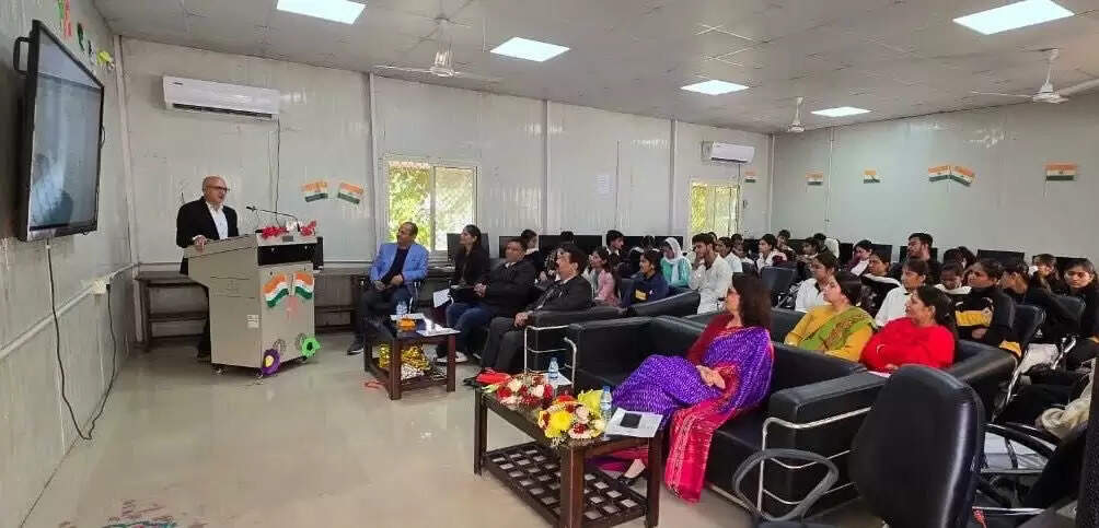 छह दिवसीय कार्यशाला के समापन समारोह पर कॉलेज न्यूजलेटर मढ़हीन बाइट्स का विमोचन