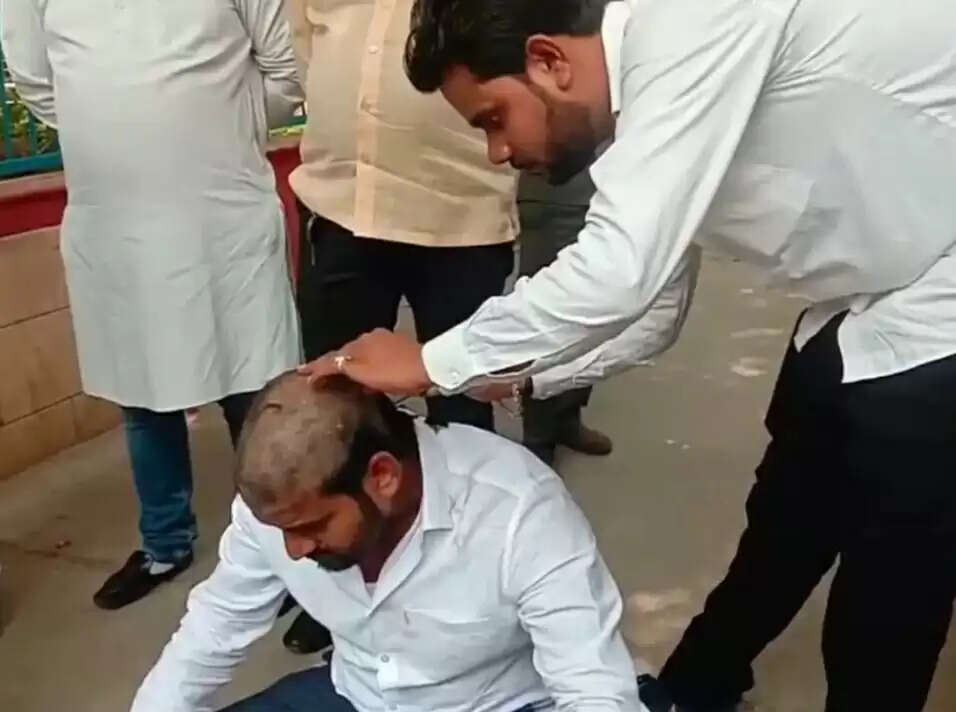 भ्रष्टाचार के विरोध में निगम के दो पार्षदों ने कराया मुंडन