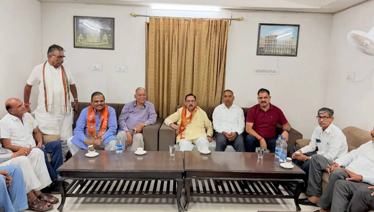 डूंगरपुर दौरे पर पहुँचे राज्य वित्त आयोग अध्यक्ष अरुण चतुर्वेदी ने कांग्रेस पर साधा निशाना