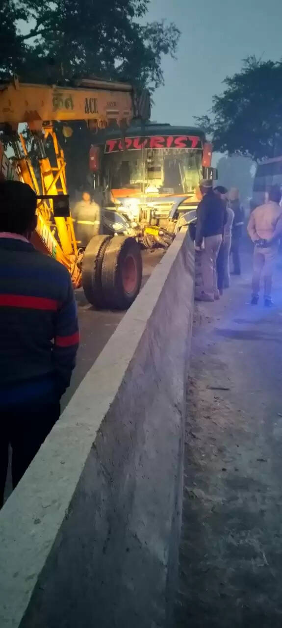 श्रद्धालुओ से भरी बस डिवाइडर से टकराई एक की मौत