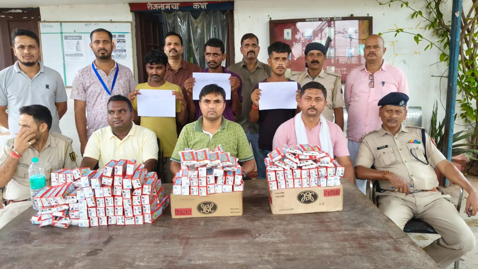 सीवान रेलवे स्टेशन पर विदेशी व देसी शराब के साथ छह तस्कर गिरफ्तार