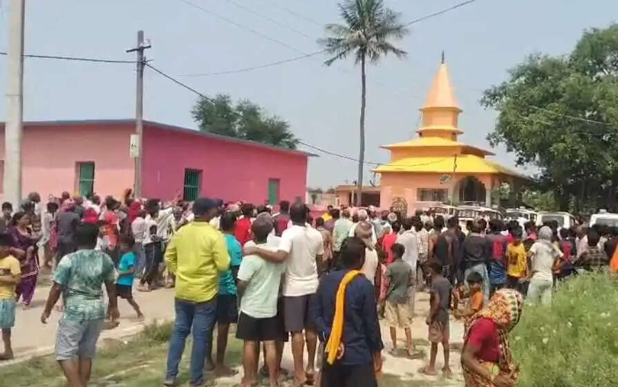 सरकारी तालाब की खुदाई को लेकर बवाल