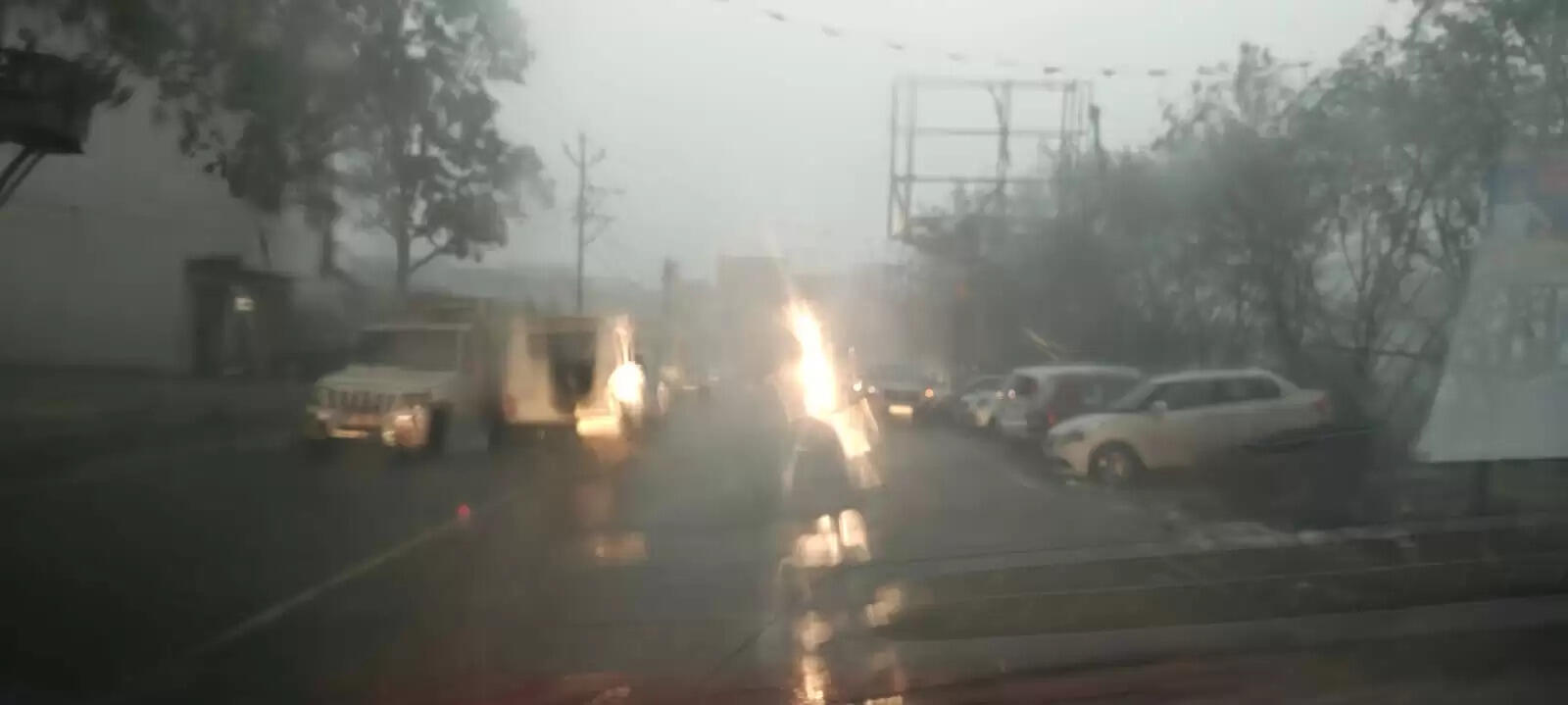 आंधी ने मचाई तबाही, बारिश से जनजीवन अस्त-व्यस्त