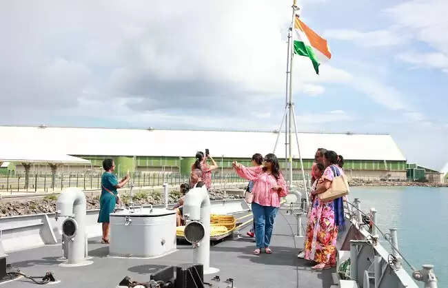 आईओएस सागर ने मॉरीशस के पोर्ट लुइस में बंदरगाह का दौरा पूरा किया