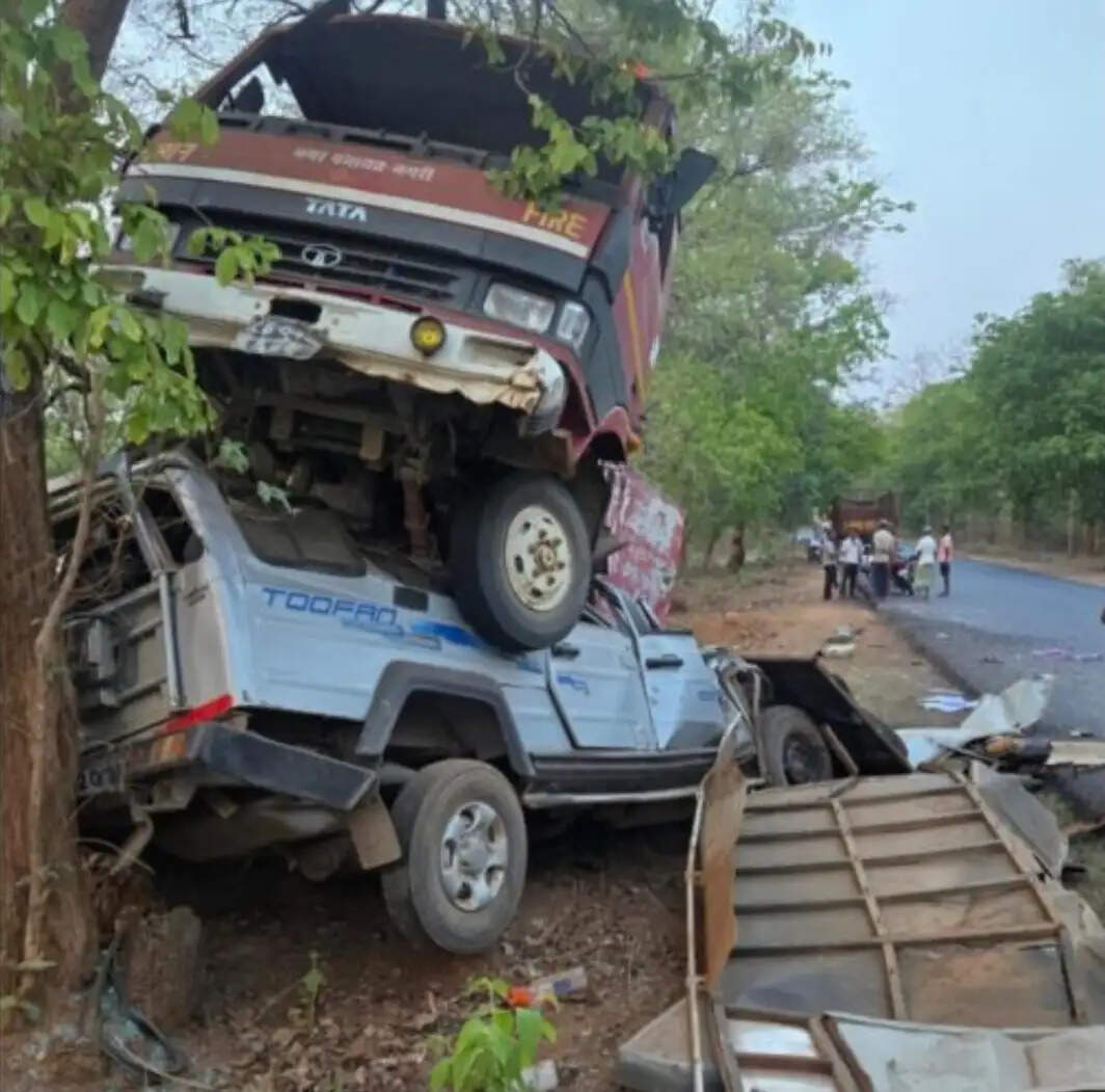 अनियंत्रित फायर ब्रिगेड वाहन क्रूजर पर चढ़ी, चालक की मौत