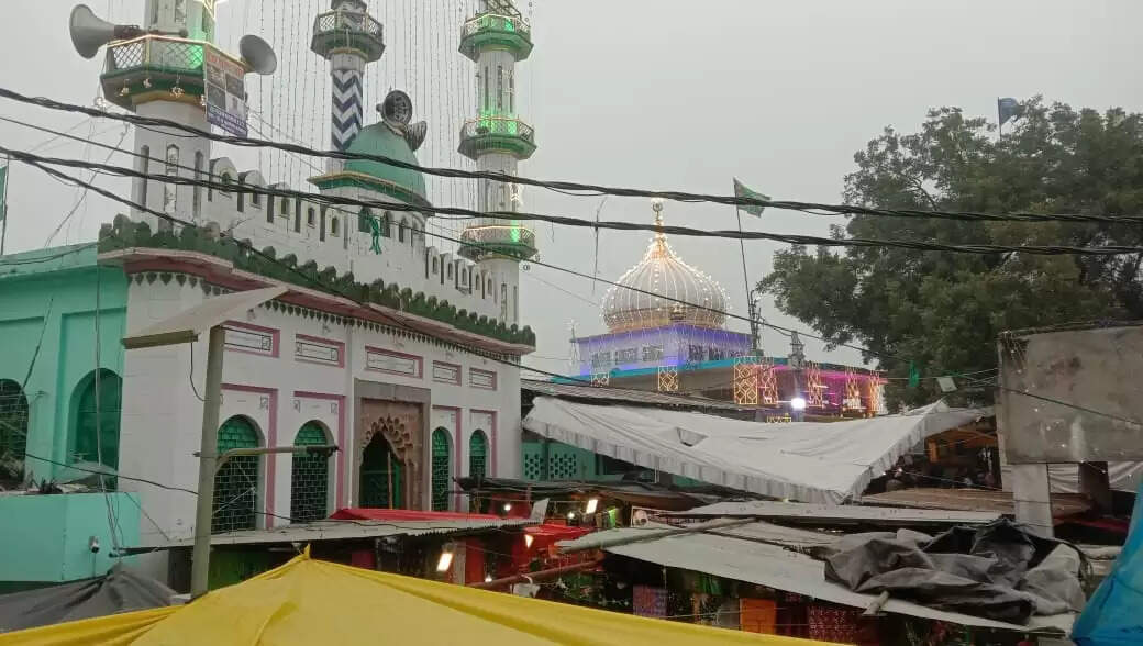 कंतित शरीफ के सालाना उर्स में जायरीनों ने की चादरपोशी