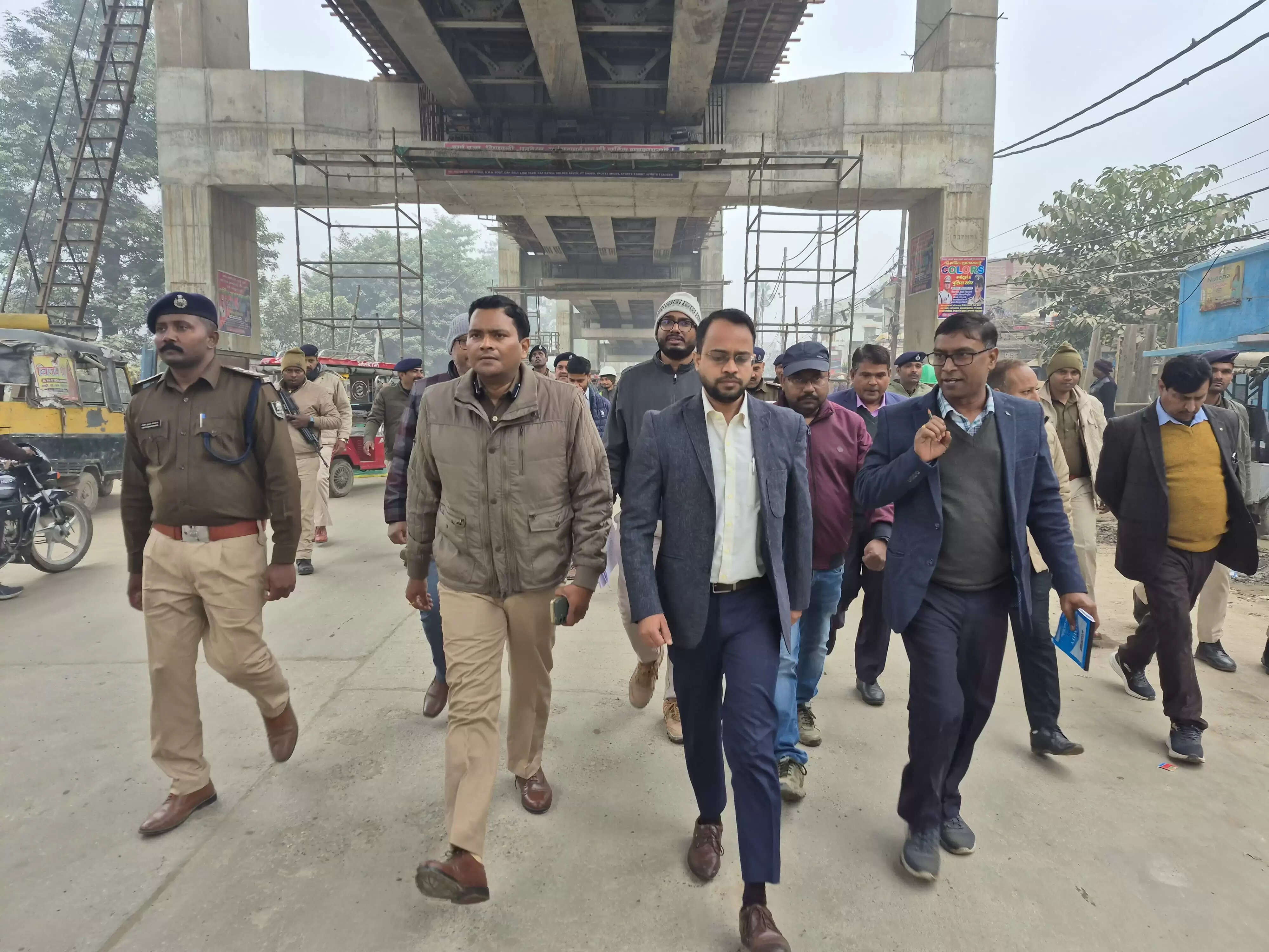 डबल डेकर निर्माण में तेजी लाने हेतु जिलाधिकारी और एसएसपी ने किया स्थलीय निरीक्षण