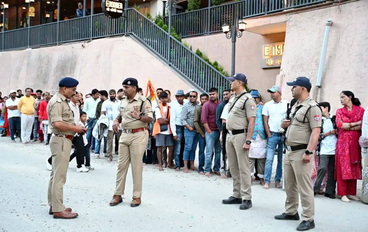 कैंची धाम में स्थापना दिवस पर हजारों श्रद्धालुओं ने किए बाबा नीब करौरी महाराज के दर्शन