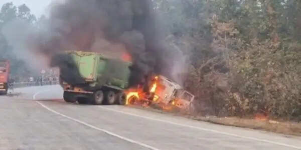 कोरबा : कोयला लदे ट्रेलर और सीमेंट गाड़ी में भीषण टक्कर, आगजनी से चालक जिंदा जला