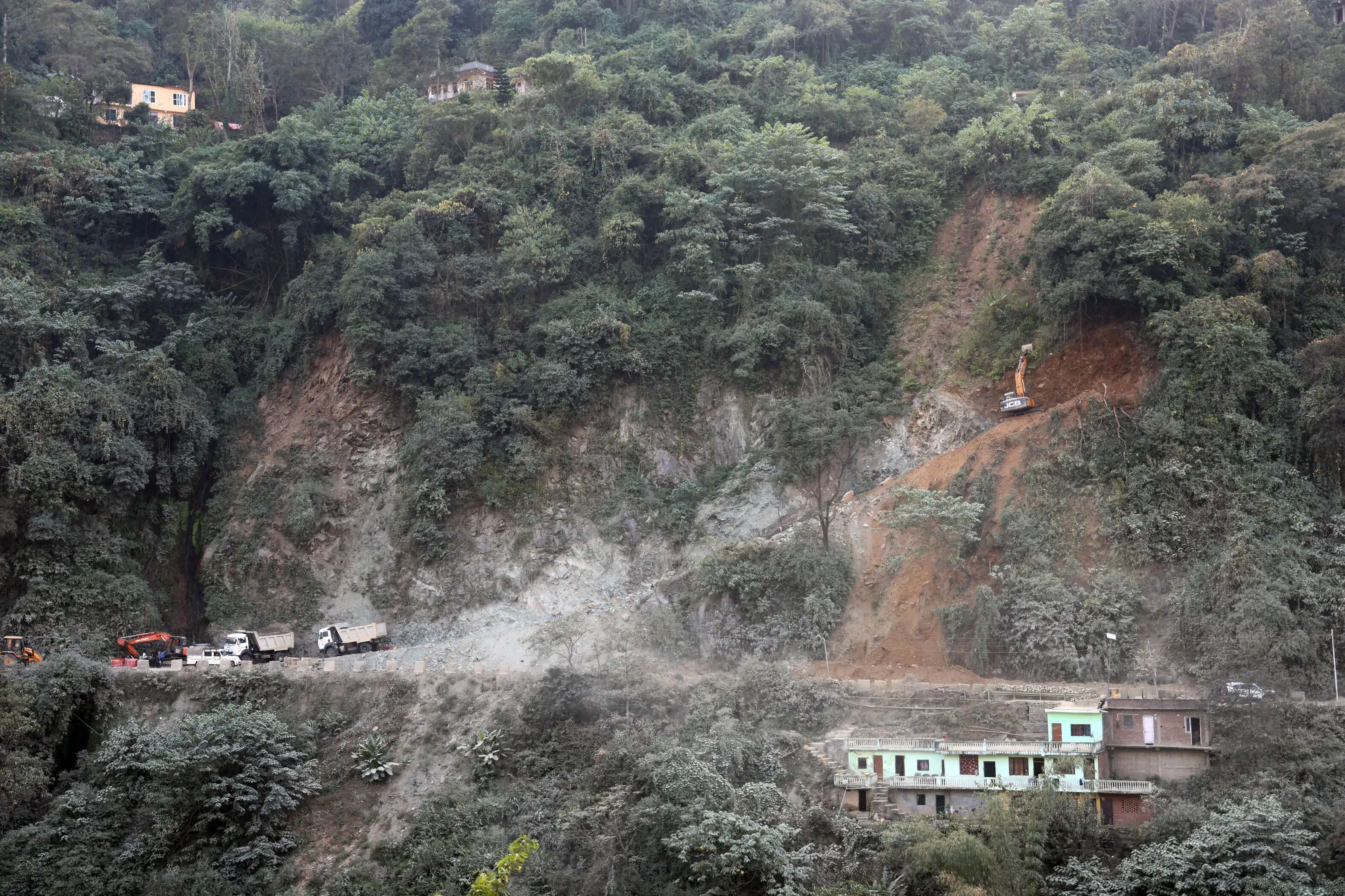 हजारों लोगों का आवागमन बंद , मगर काम कछुआ चाल, लोगों ने डीसी को सौंपा ज्ञापन