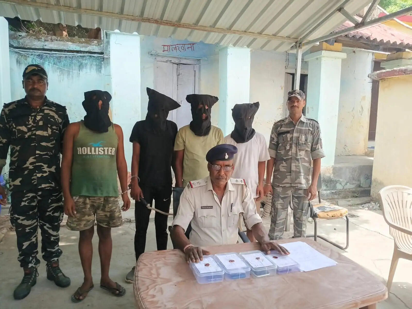 पुलिस ने चार साइबर अपराधियों काे किया गिरफ्तार