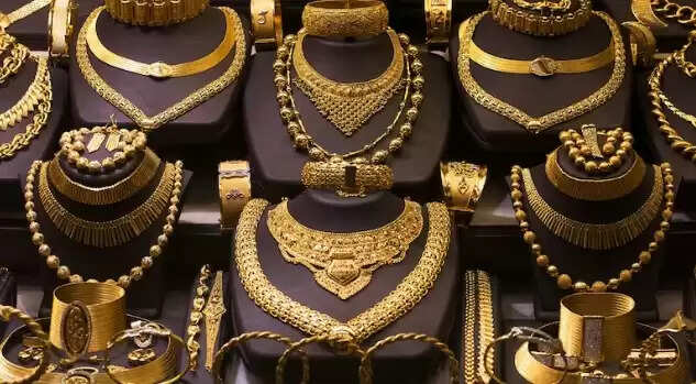 सर्राफा बाजार में 1.07 लाख के पार पहुंचा सोना, चांदी की कीमत में मामूली गिरावट