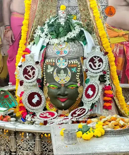 भांग, चंदन और त्रिपुंड से सजे बाबा महाकाल, भस्म अर्पित कर दिया राजा स्वरूप में दर्शन