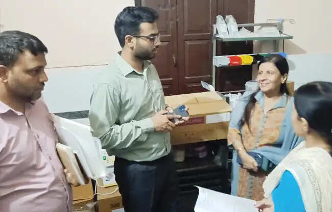 सोनीपत: एसडीएम ने पीएचसी का औचक निरीक्षण किया, डेंटल सर्जन अनुपस्थित मिले