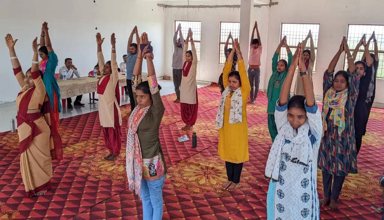 बीएड अभ्यर्थियों ने योग शिविर में सूर्य नमस्कार कर दिखाया उत्साह