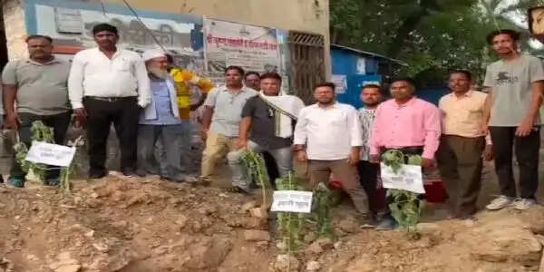 चौपाटी के गड्ढे पर भड़का कांग्रेस का विरोध, निगम पर सुस्ती के आरोप