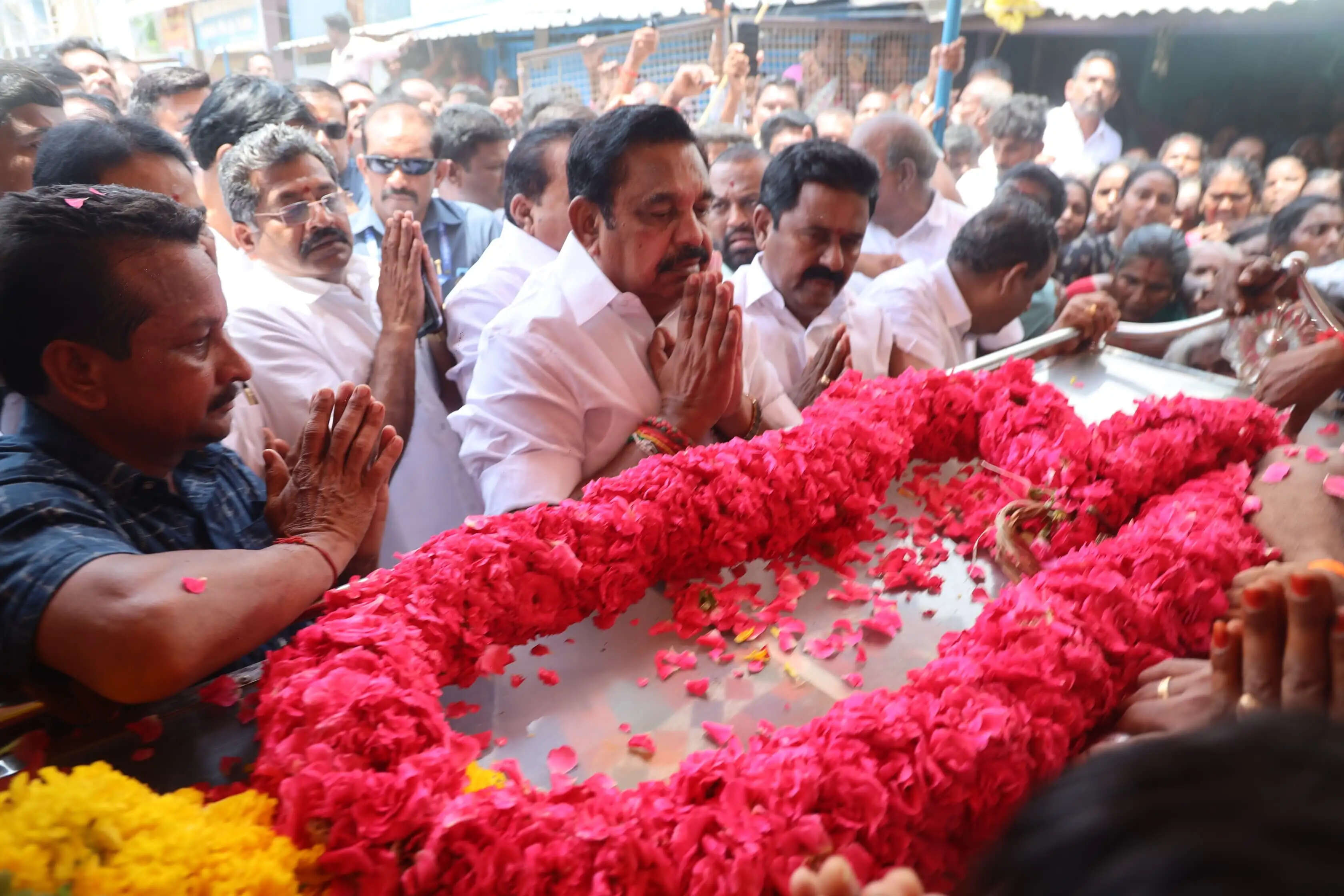 पार्टी विभाजन व हार से दुखी एआईएडीएमके कार्यकर्ता ने की आत्महत्या, पलानीस्वामी ने पार्टी फंड से 55 लाख रुपये देने की घाेषणा की