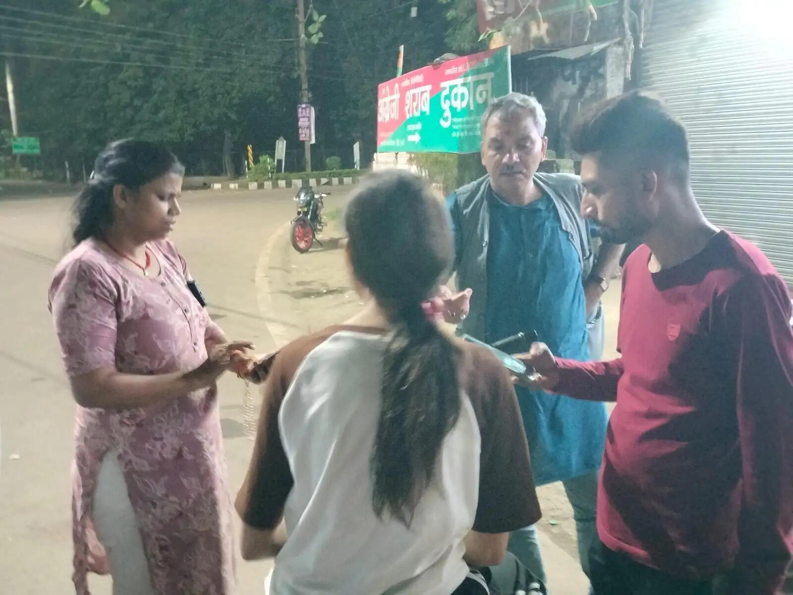 आधी रात शराब की दुकान के बाहर नाबालिग लड़की, बाल आयोग की नजर पड़ी तो खुली कई परतें