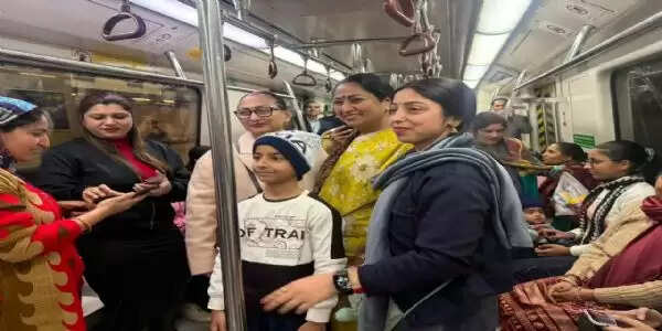 मुख्यमंत्री रेखा गुप्ता ने मेट्रो से यात्रा करके दी अटल बिहारी वाजपेयी को श्रद्धांजलि