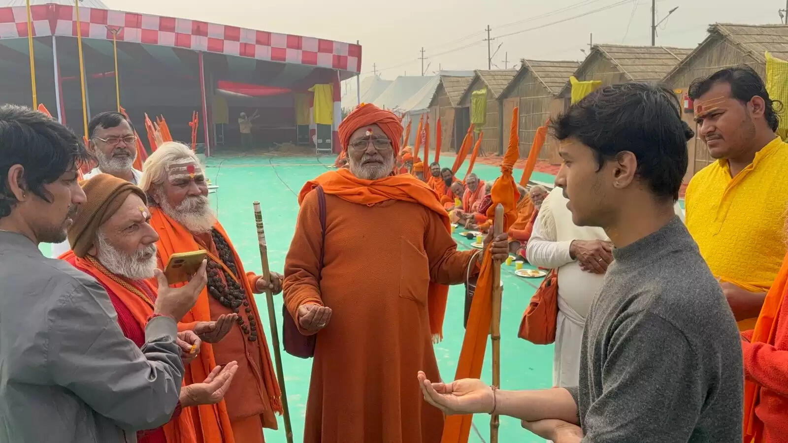 माघ मेला क्षेत्र में भूरा मठ 134 वर्षों से अन्न और वस्त्र का करता आ रहा है वितरण