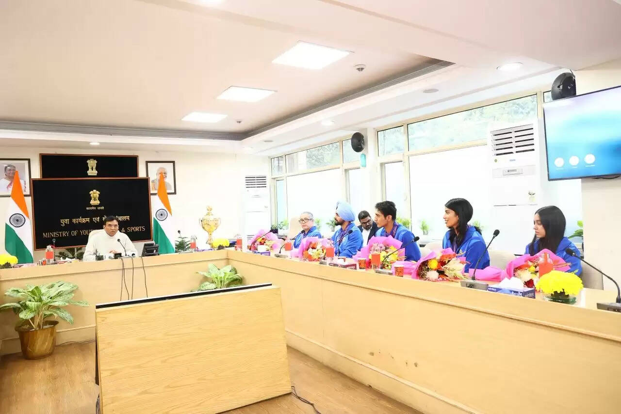 खेल मंत्री डॉ. मांडविया ने स्क्वैश वर्ल्ड कप जीतने पर भारतीय टीम को किया सम्मानित