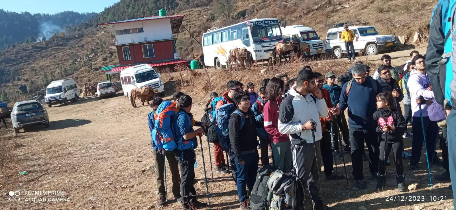 पर्यटकों को खूब भा रहा है दयारा बुग्याल, सर्दियों में स्कीइंग और बर्फ का दीदार करने को बड़ी संख्या में पहुंचते हैं सैलानी