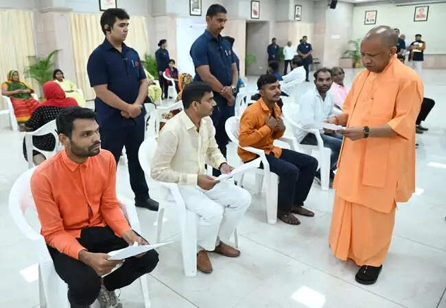जनता दर्शन में मुख्यमंत्री योगी ने सुनी लोगों की समस्याएं