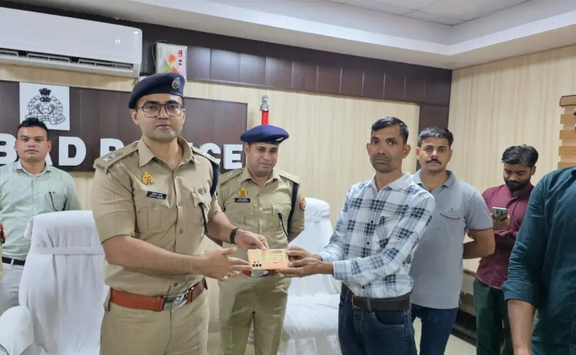 फिरोजाबाद पुलिस ने पीड़ितों को लौटाए 106 खोए हुए मोबाइल