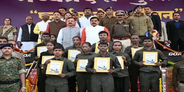 (अपडेट) मप्र के बालाघाट में मुख्यमंत्री मोहन यादव के समक्ष 10 इनामी नक्सलियों ने किया समर्पण