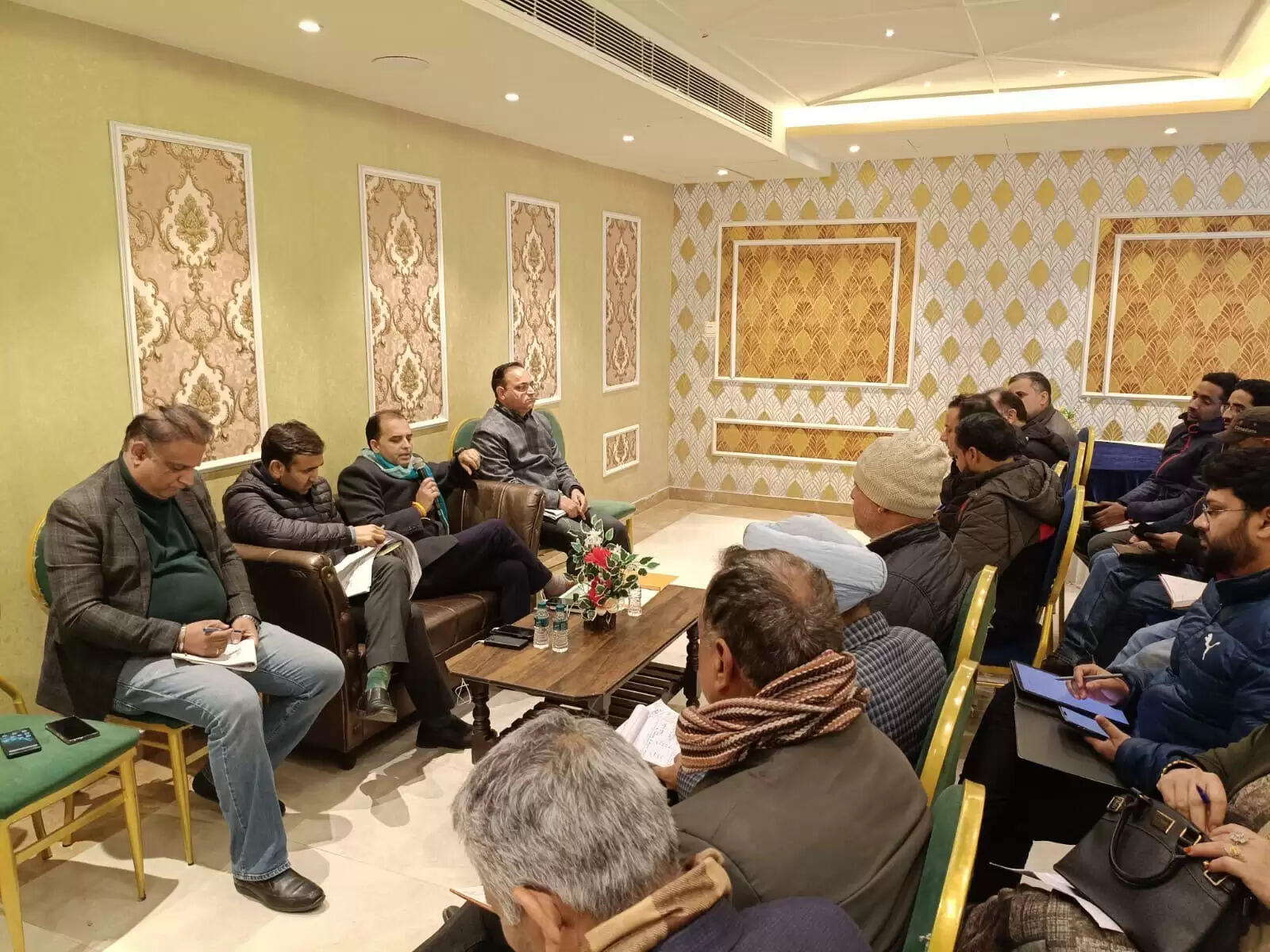 हीरानगर में राजस्व समीक्षा बैठक आयोजित, सेवाएं प्रदान करने में पारदर्शिता और जवाबदेही बनाए रखने पर दिया जोर