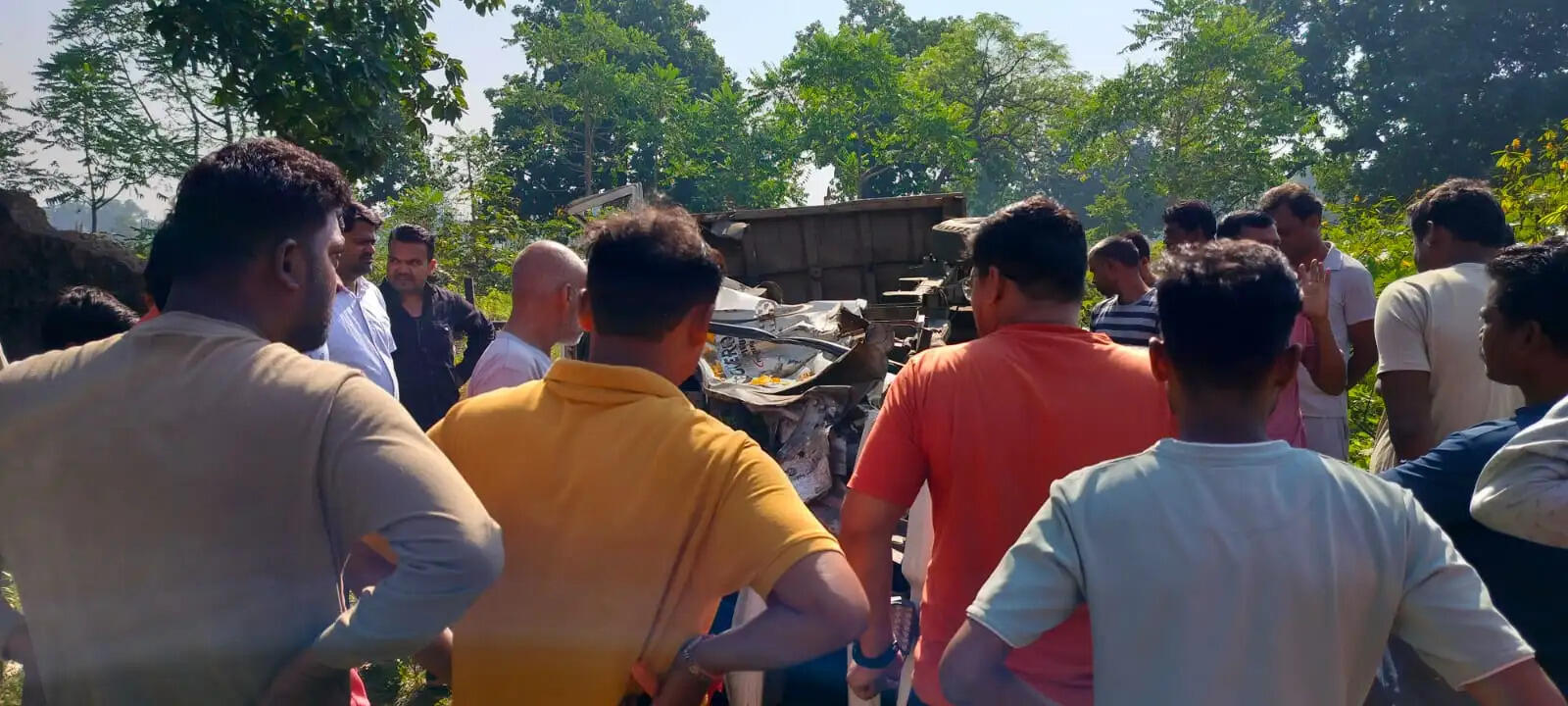 अनूपपुर: बिना फाटक की रेलवे क्रॉसिंग पर ट्रेन से टकराई पिकअप, एक का सिर धड़ से अलग, 6 घायल