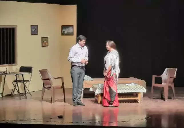 समाज में क्षीण होते रिश्तों को दर्शा गया नाटक 'सादर प्रणाम'