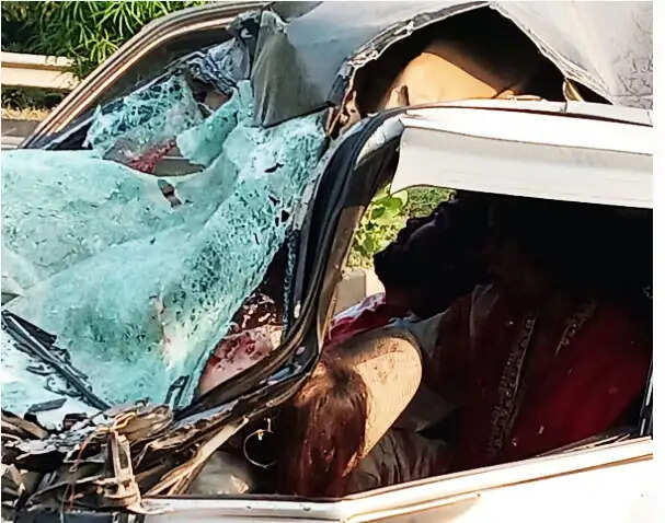 महासमुंद में तेज रफ़्तार कार ट्रक से टकराई, दो महिलाओं की मौत, तीन घायल