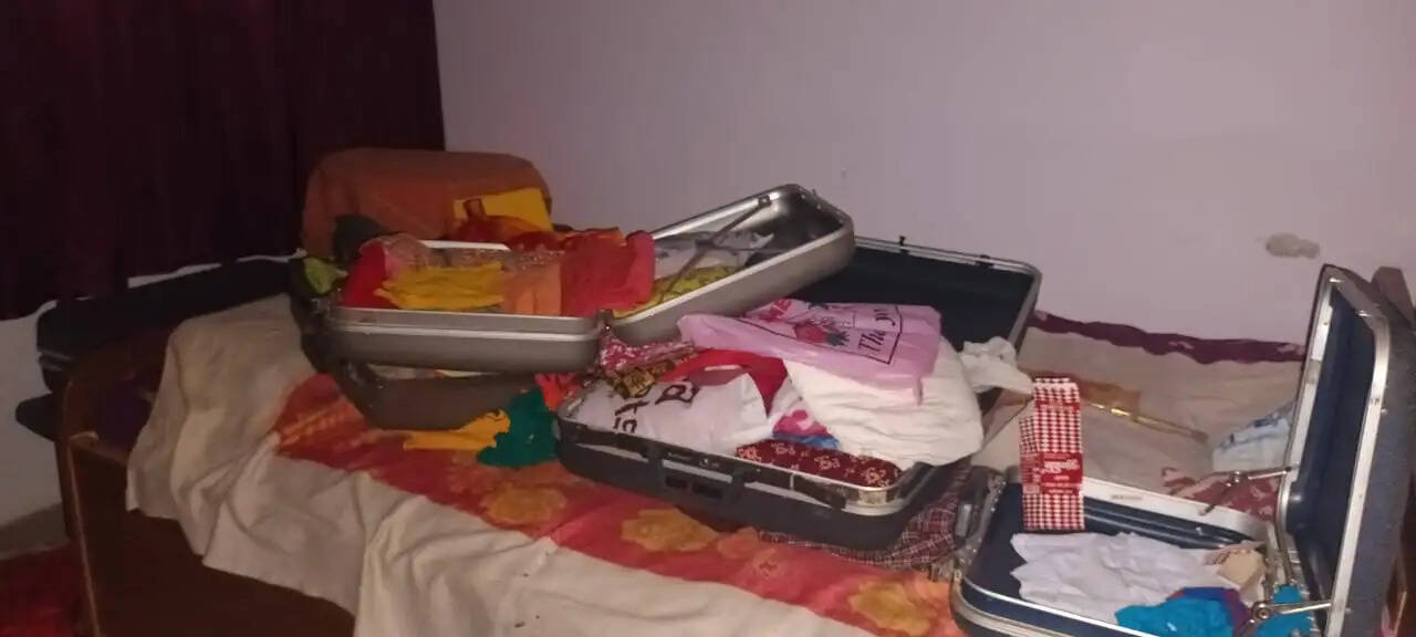 पूर्व जिला शिक्षा पदाधिकारी को बंधक बना लाखों की चोरी