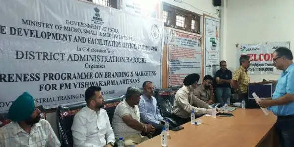 पीएम विश्वकर्मा जागरूकता कार्यक्रम के तहत कारीगरों को ब्रांडिंग, मार्केटिंग और एआई टूल्स की जानकारी दी