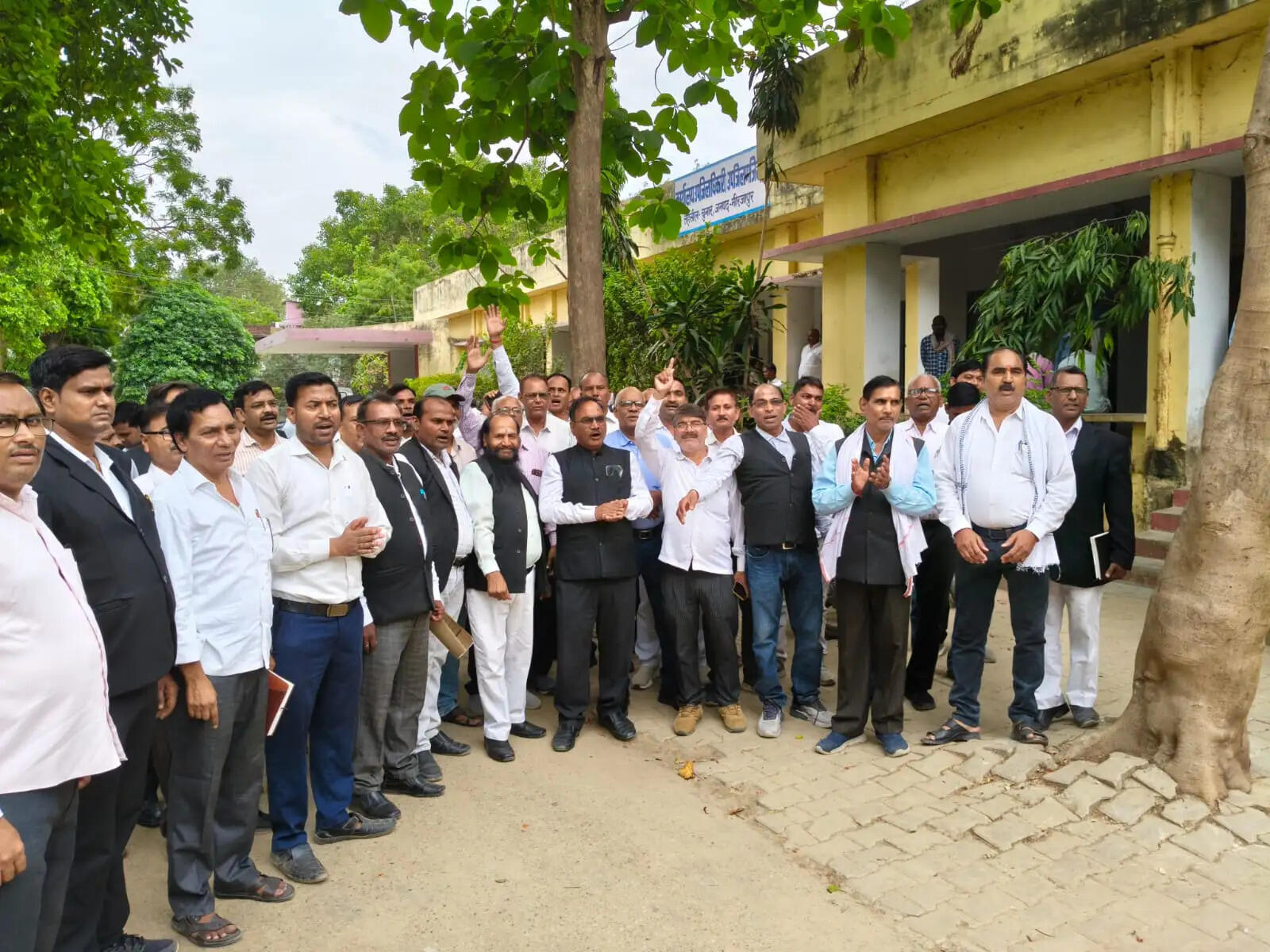 ई-पंजीकरण व्यवस्था के विरोध में अधिवक्ताओं का प्रदर्शन, सब रजिस्ट्रार कार्यालय में तालाबंदी की चेतावनी