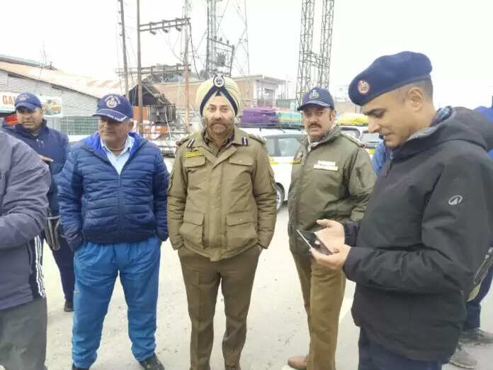 कश्मीर में सड़क पर 202 मौतें हुईं, 3 लाख से अधिक चालान जारी किए गए, 2025 में 11.24 करोड़ का राजस्व उत्पन्न हुआ, एसएसपी रविंदर पॉल