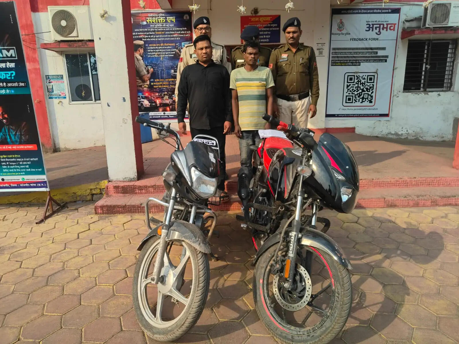 जांजगीर : चोरी के मामले में दो आरोपित गिरफ्तार, मोटरसाइकिल और नकदी बरामद