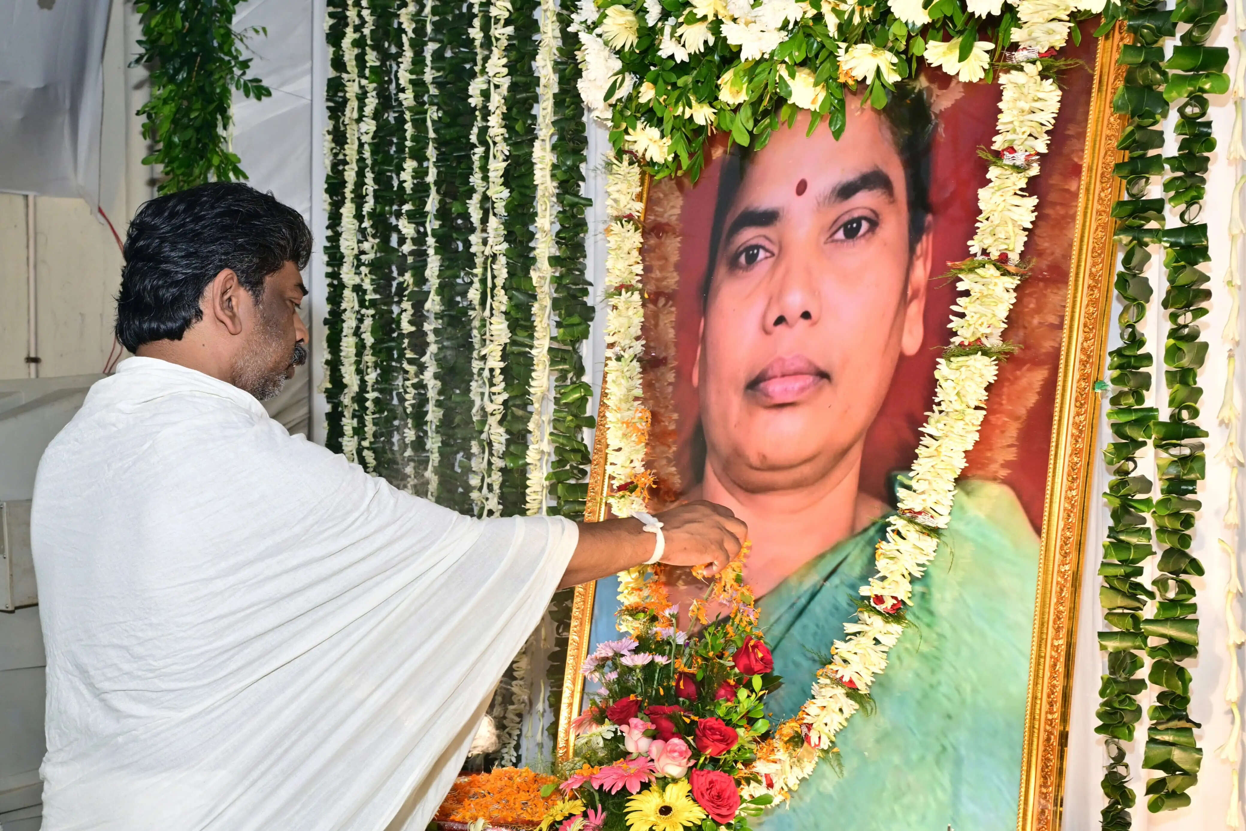 मुख्यमंत्री हेमन्त सोरेन ने मां के श्राद्धकर्म के तहत निभाईं पारंपरिक रस्में